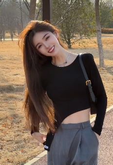 甜美小姐姐「米叮」气质穿搭分享户外散步vlog 网友:回眸一笑百媚生