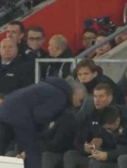 穆里尼奥偷看对方战术板被黄牌警告