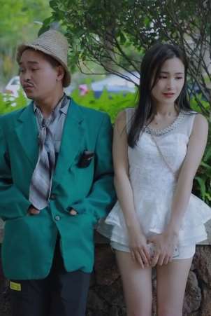 搞笑视频：小伙第一次相亲见到美女有些紧张与尬尴