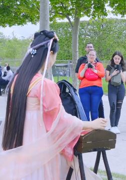 网红小姐姐「碰碰彭碰彭」巴黎铁塔下古筝弹琴歌曲《江南》引围观