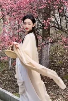 长沙小姐姐「嚯嚯果儿」穿汉服分享景区樱花树下随拍