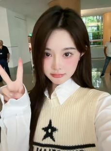 漂亮小姐姐「昀儿」分享日常生活随拍  网友:甜美可爱,魅力动人