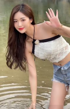 迷人小姐姐「林艺婕」清凉打扮水中嬉戏,方案:出来玩啊!反正也挣不到钱!