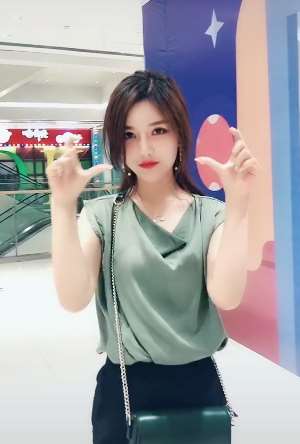 如此漂亮的宅女实属少见，让你养养眼！