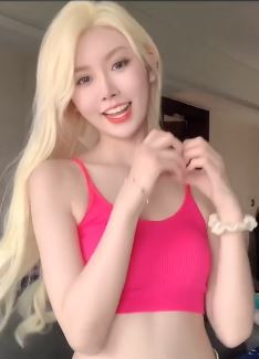 白发小姐姐清凉着装性感跳舞 网友:猛眼一看有点像林志玲!
