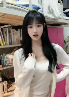 女大学生「小诗同学」寝室展才艺 网友:看了睡不着觉了
