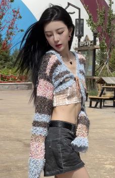 小姐姐「王若曦」性感穿搭分享户外游玩vlog，这样的骨感美女喜欢吗？