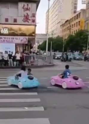 儿童开玩具车闯红灯引围观 家长被交警批评教育
