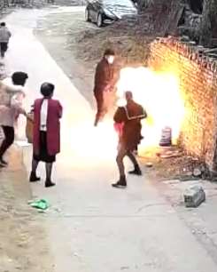 吓人！男子点燃液化气残液，大火瞬间赴向2小孩！