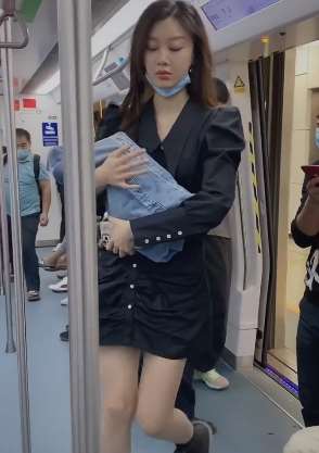 车模张芮尔地铁上假扮"宝妈"成功"骗座"，小伙下一秒看傻了！