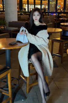 气质御姐「你幂耶」穿黑丝分享夜生活  网友:初恋女友的感觉