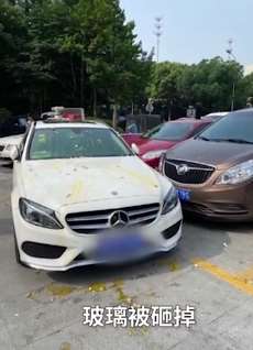 苏州一男子轿车被堵出不来 买鸡蛋砸奔驰出气