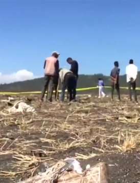 这是埃航ET302航班坠机地点现场视频,飞机碎片四处散落