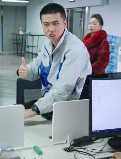 陈翔六点半:王炸在公司吹牛B,不了被女董事长无意听到,爱情悄悄地来了。