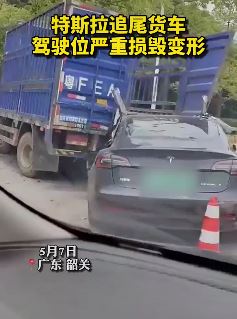 特斯拉追尾货车 撞击后驾驶位严重变形