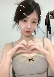 漂亮小姐姐「早睡羊崽」纯欲穿搭居家跳手势舞  网友：刷到缘份