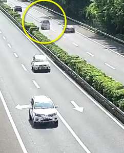 重庆一面包车高速失控侧翻起火 路过司机助车内3人脱困