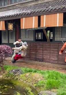 搞笑古装剧拍摄现场：演员拍戏不慎滑倒，摄像师与导演也跟着倒霉！