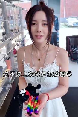 客户拿一堆打火机买保时捷，初七小姐姐有些无耐！