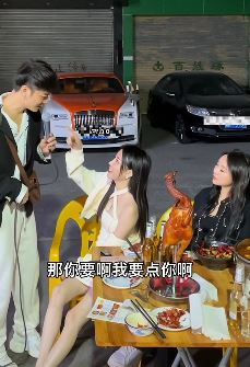 广州街头艺人「菜公子」遇白富美  一首《夜夜漫长》让美女翩翩起舞