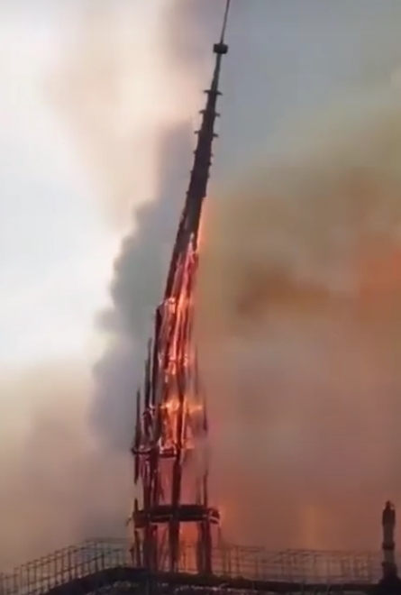 法国巴黎圣母院着火 塔尖倒塌令人遗憾！