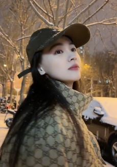演员丁笑滢分享街头雪中随拍 网友：啥时拍雪中悍刀行第二季