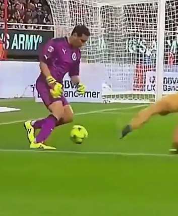 谁说足球门将就不能过人，看看这些守门员是如何玩弄前锋的！