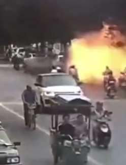 安徽一家海鲜店爆炸 大火喷向马路吓坏路人