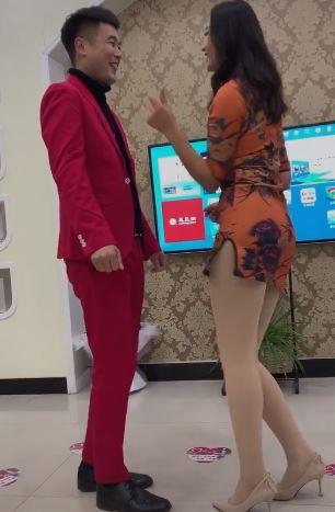 帅哥美女热舞，一不小心尴尬了！