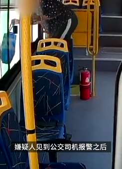 赤峰一女子因错过站殴打公交司机随后跳窗逃跑