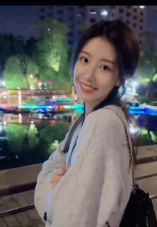 艺人小姐姐「杨雨希」休闲穿搭分享美丽夜景 网友：新鲜的美女