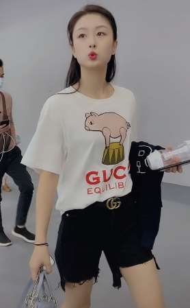 车模黄会赢街拍嘟嘴卖萌，网友：只要不跳舞怎样都好看！