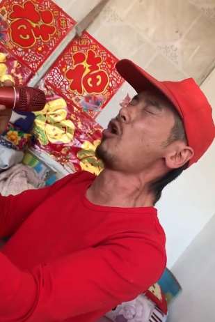 农村大哥深情演唱《西海情歌》，唱的不错值得一听！