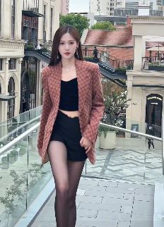 网红车模「小龙鼠」分享性感御姐穿搭  网友:无敌身材