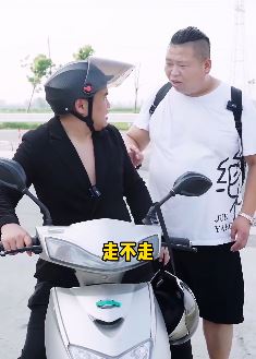 搞笑视频：小伙花50元打车去机场，没想到被带去"鸡厂"