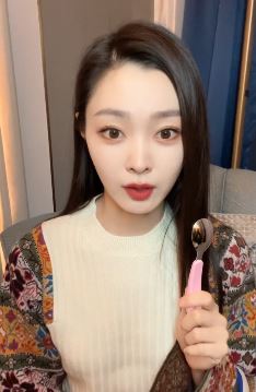 演员宋轶居家挑战吃东西不触发恶魔特效