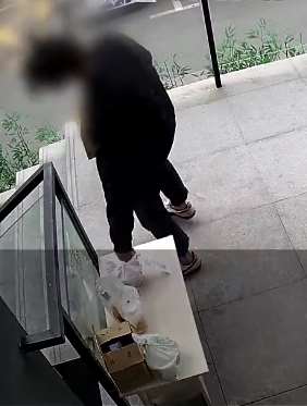 南京一外卖员偷吃他人外卖被抓  专挑好吃的下手