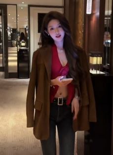 网红小姐姐「目子」时尚穿搭分享日常生活好状态  网友：大明星的范儿