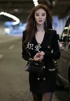 网红美女「炽爱」小姐姐穿黑丝街拍 网友:炽爱太漂亮,喜欢不打烊!