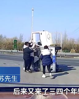 面包车侧翻车内人员被困 热心路人上前施以援手