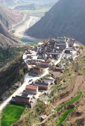 甘肃一村庄堪比"空中之城"  脱贫后变美丽"花园村"