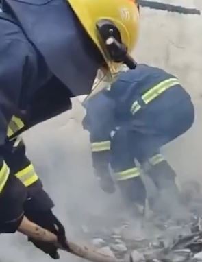 湖北恩施一处民房起火 家中大量现金被烧毁