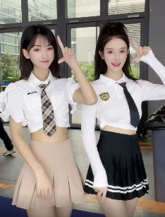2位漂亮小姐姐上演"制服诱惑" 来看看你更喜欢哪一位?