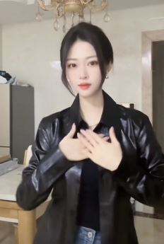 气质小姐姐「我想吃辣条」皮衣穿搭居家浅跳,这身look酷帅又吸睛!