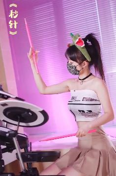 小姐姐「念一」带口罩敲架子鼓，配文：知道唐三藏爹娘是谁吗？