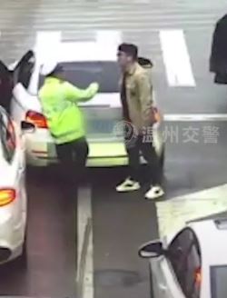 男子实线变道出事故还嚣张袭警