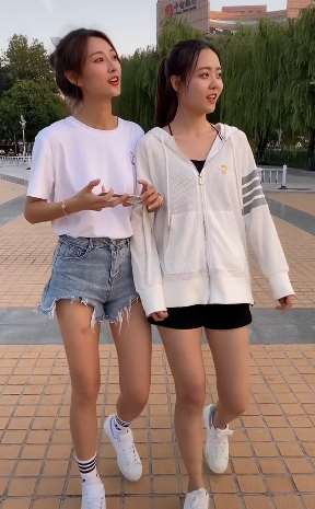 车模苏宁路遇男子加微信 当听到是加闺蜜微信后秒翻脸