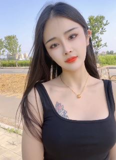 纹身小姐姐「贾娇娇」化精致妆容街头随拍  网友:长得好像杨幂