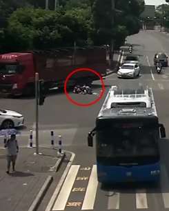 惊险一幕！女子骑摩托车被货车撞倒 头离轮胎仅几厘米！