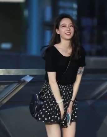 穿短裙的后果，风一吹美女一下子尴尬了！